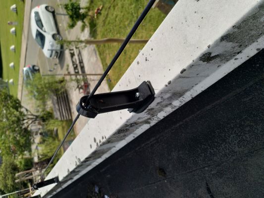 El-hegn på kanten af taget