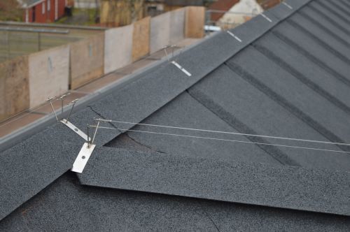 Der er spændt en wire langs tagryggen for at forhindre, at mågerne kan stå der.