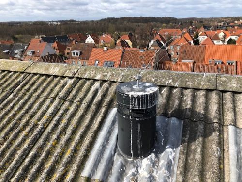 På baggrund af mange henvendelser om mågeproblemer, har vi på denne kommunale bygning opsat fuglepigge, så mågerne ikke kan slå sig ned