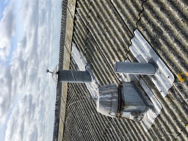 På baggrund af mange henvendelser om mågeproblemer, har vi på denne kommunale bygning opsat fuglepigge, så mågerne ikke kan slå sig ned