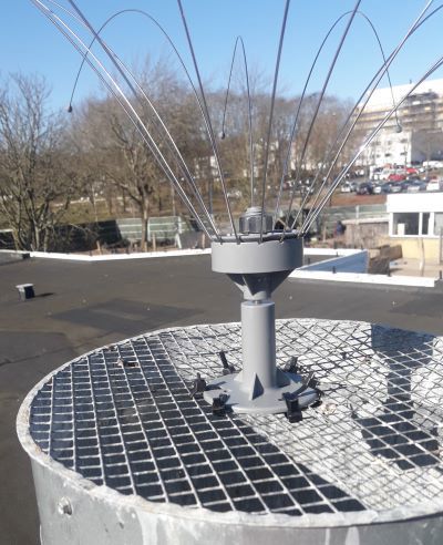 Fuglepigge der forhindrer mågerne i at slå sig ned her